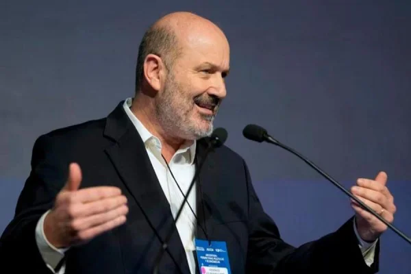 Sturzenegger defiende reforma laboral y limita responsabilidad de empleadores