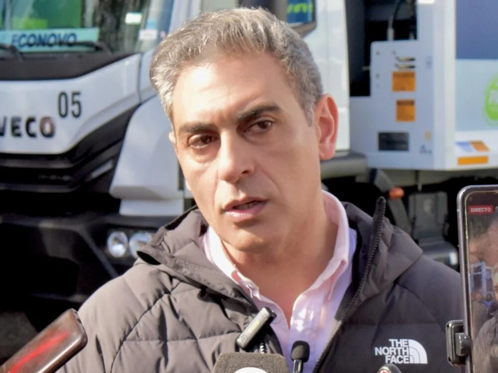 intendente-gaston-hissa-presentacion-de-camiones-e1753906178582