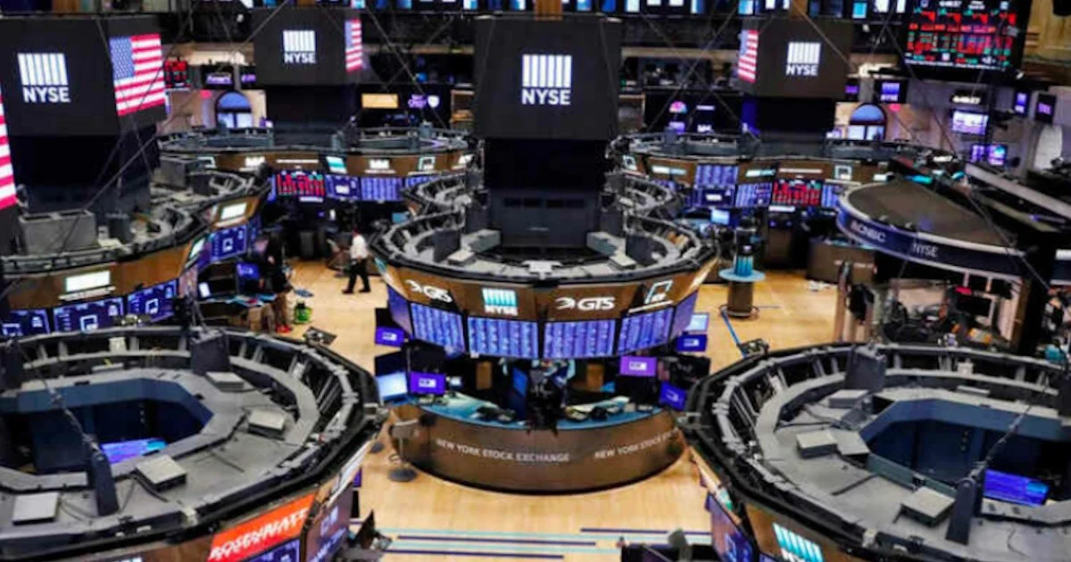 El dólar baja a mínimos de tres meses mientras acciones argentinas retroceden fuerte