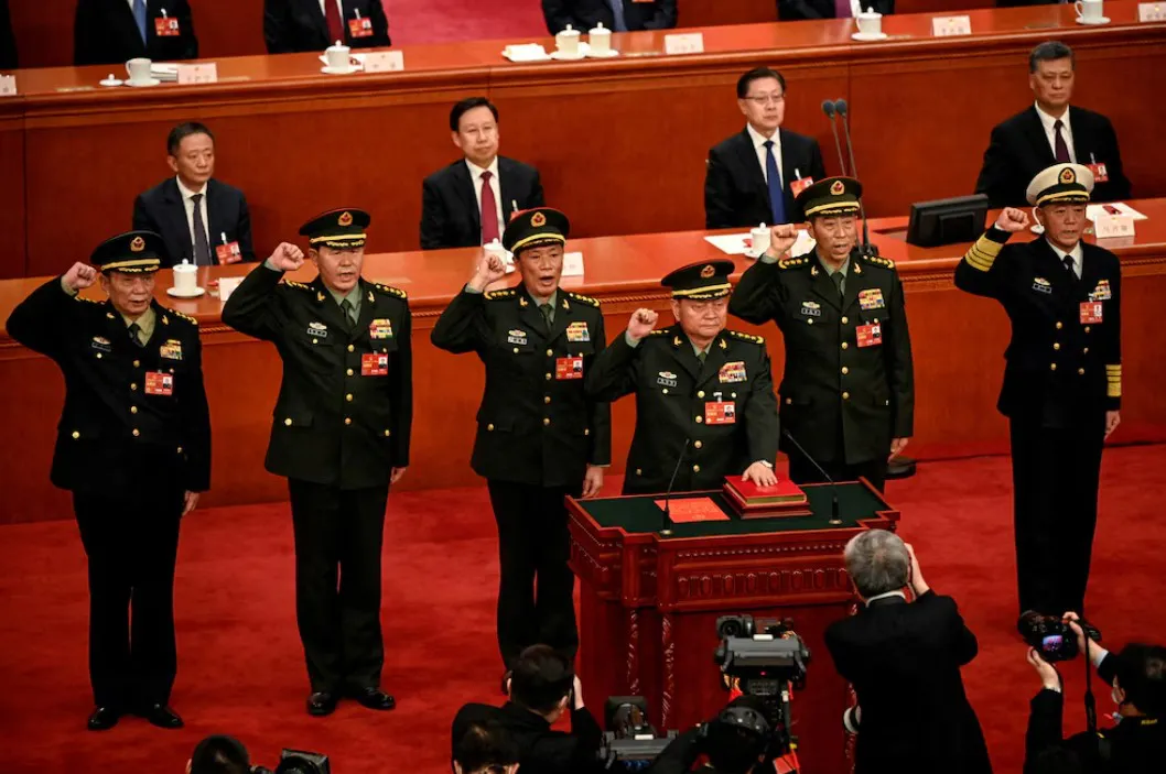 Zhang Youxia (al frente) presta juramento como vicepresidente de la Comisión Militar Central junto a otros miembros del organismo