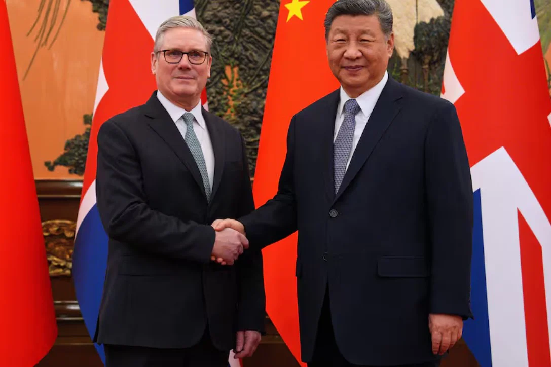 El primer ministro británico, Keir Starmer, se saluda con el presidente chino Xi Jinping en un encuentro bilateral en Pekín