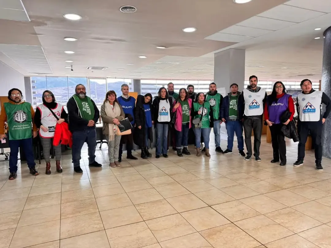 La Intersindical de estatales de la provincia exige respuestas al Ministerio de Hacienda En estos momentos ATE, UTEP-SL, APTS y SIJUPU se hicieron presentes en Terrazas de Portezuelo exigiendo respuestas al Mini