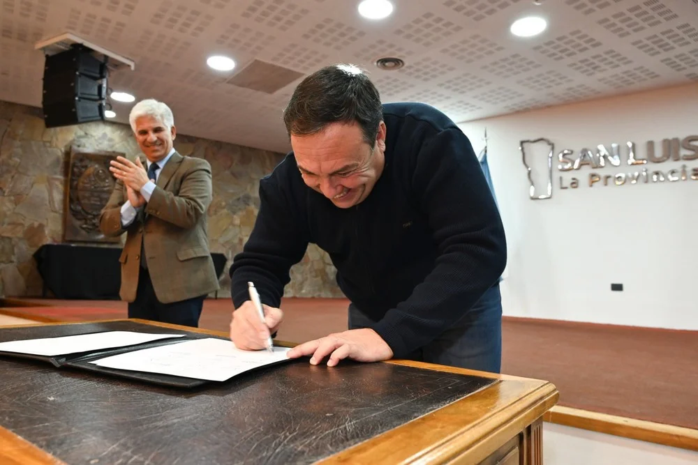 toti-videla-firmando