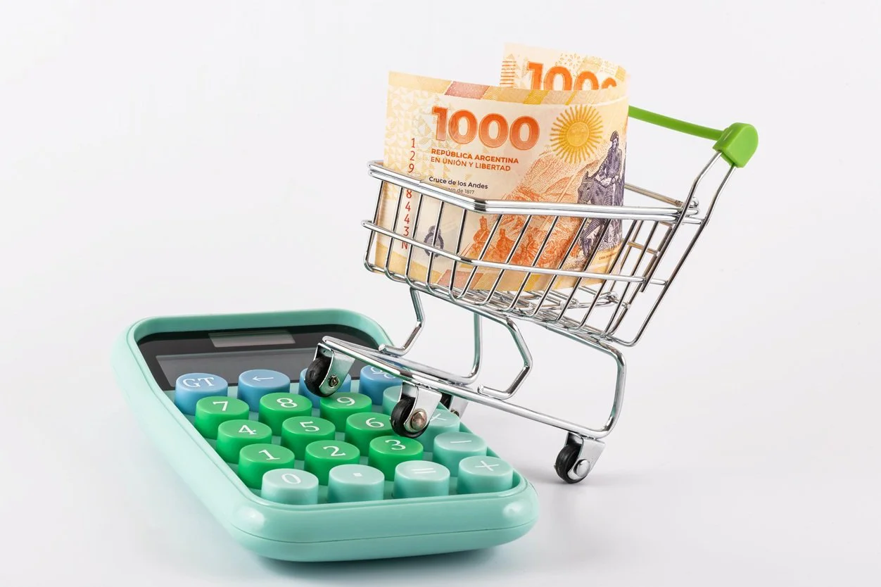 Los salarios formales registran fuerte caída real frente a la inflación en Argentina