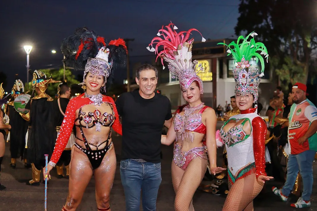 ¡Comenzó el Carnaval de la Ciudad!@gastonhissa disfruta junto a los vecinos del color, el ritmo y la alegría de las comparsas en esta noche de carnaval. Esto recién empieza, ¡vení a vivirlo con nosotros!  Av. Laf