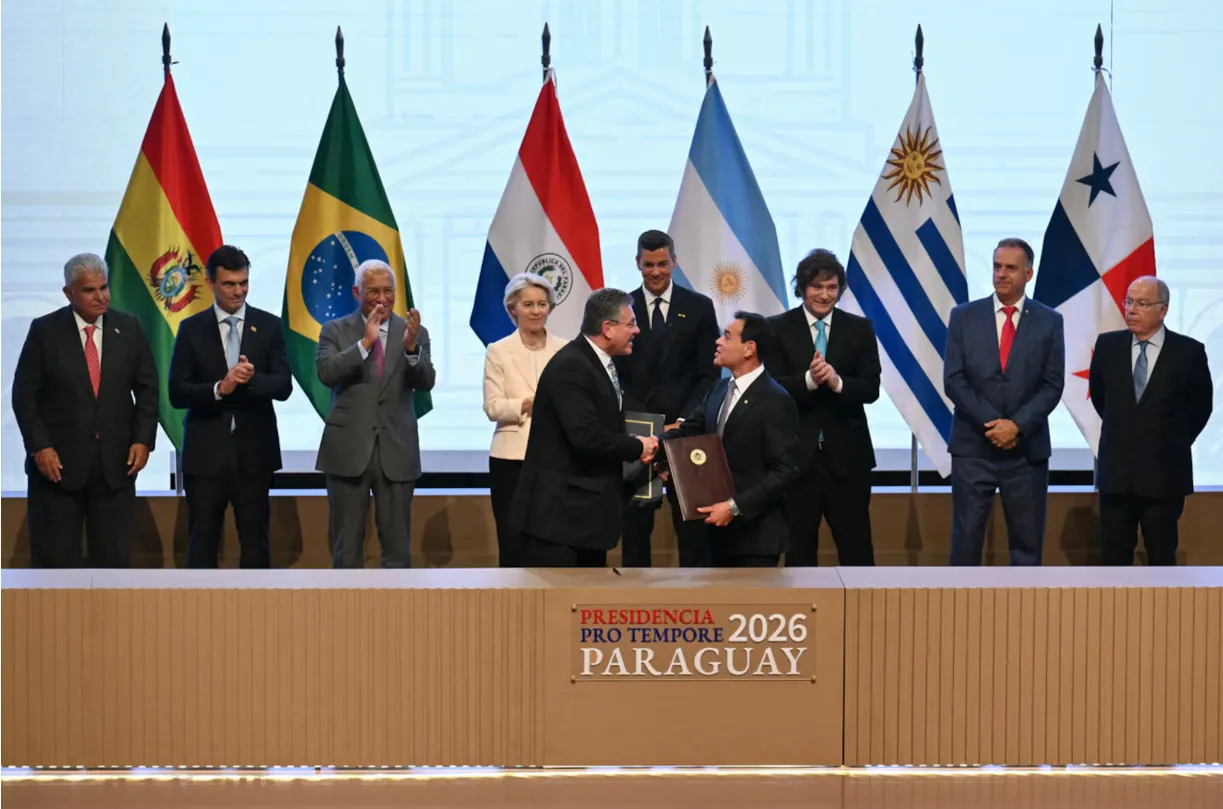 Mercosur El canciller paraguayo, Rubén Ramírez Lezcano (derecha), saluda al comisionado europeo para Comercio, Maros Sefcovic.