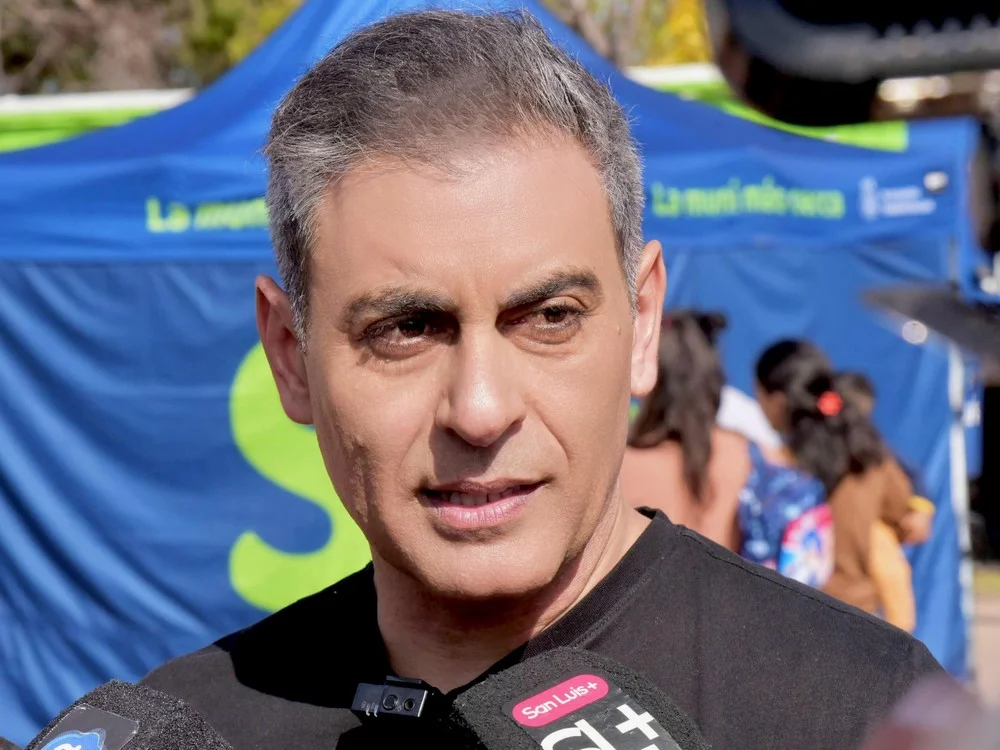 intendente-gaston-hissa-en-plaza-primero-de-mayo