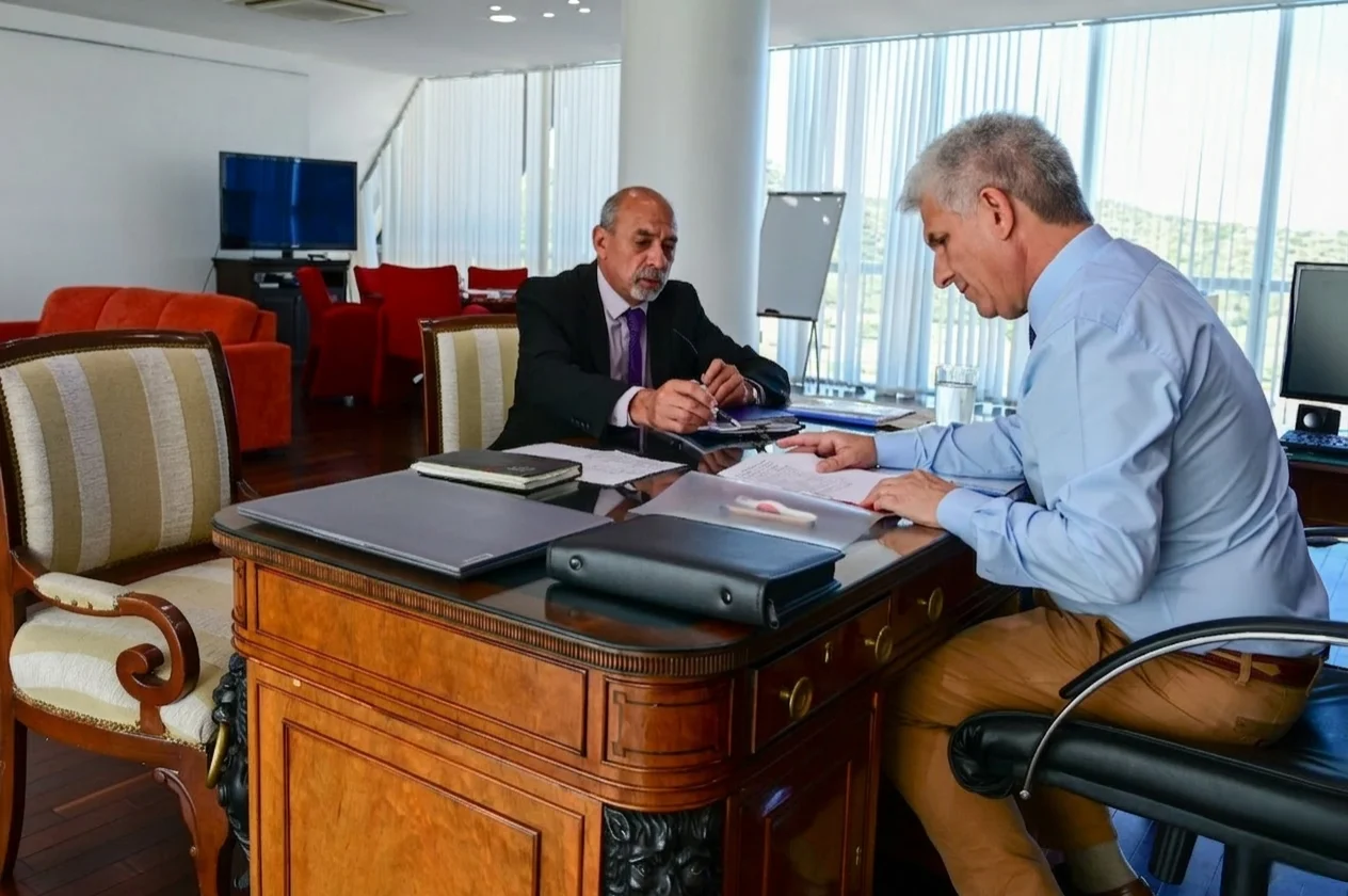 Gemini_Generated_Image_h4sc64h4sc64h4sc-Photoroom