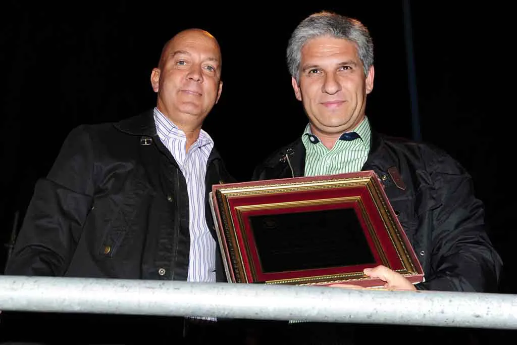 Intendente-Andrés-Vallone-entrega-placa-a-Gobernador-Claudio-Poggi